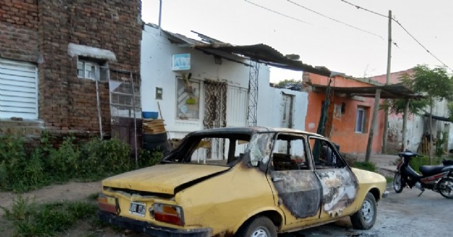 Se incendió un auto en Barrio Ramos